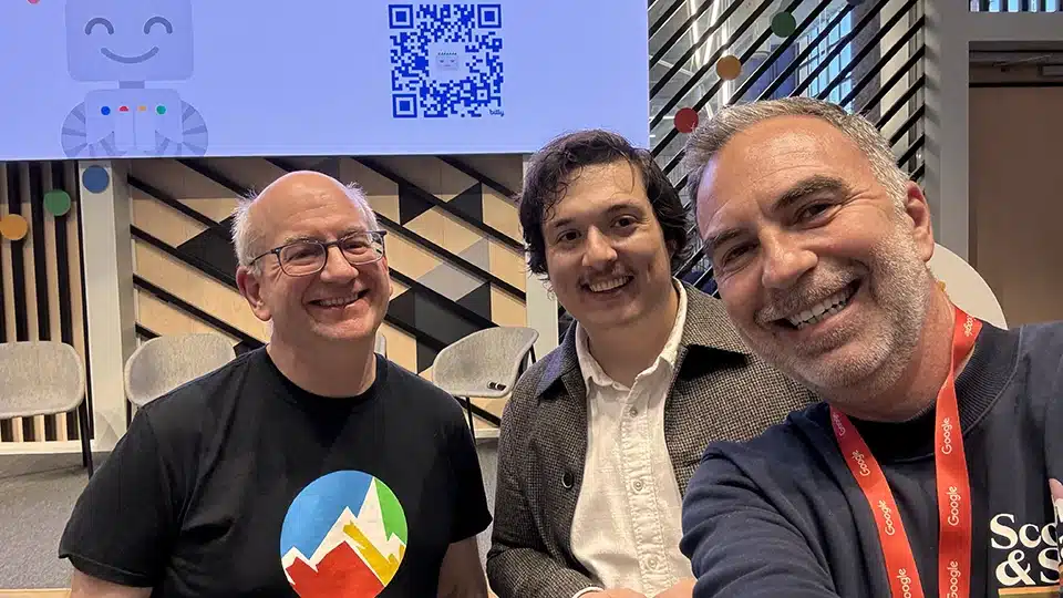 Eric Barbera, John Mueller y Cristian Costa hablando de AI Overviews